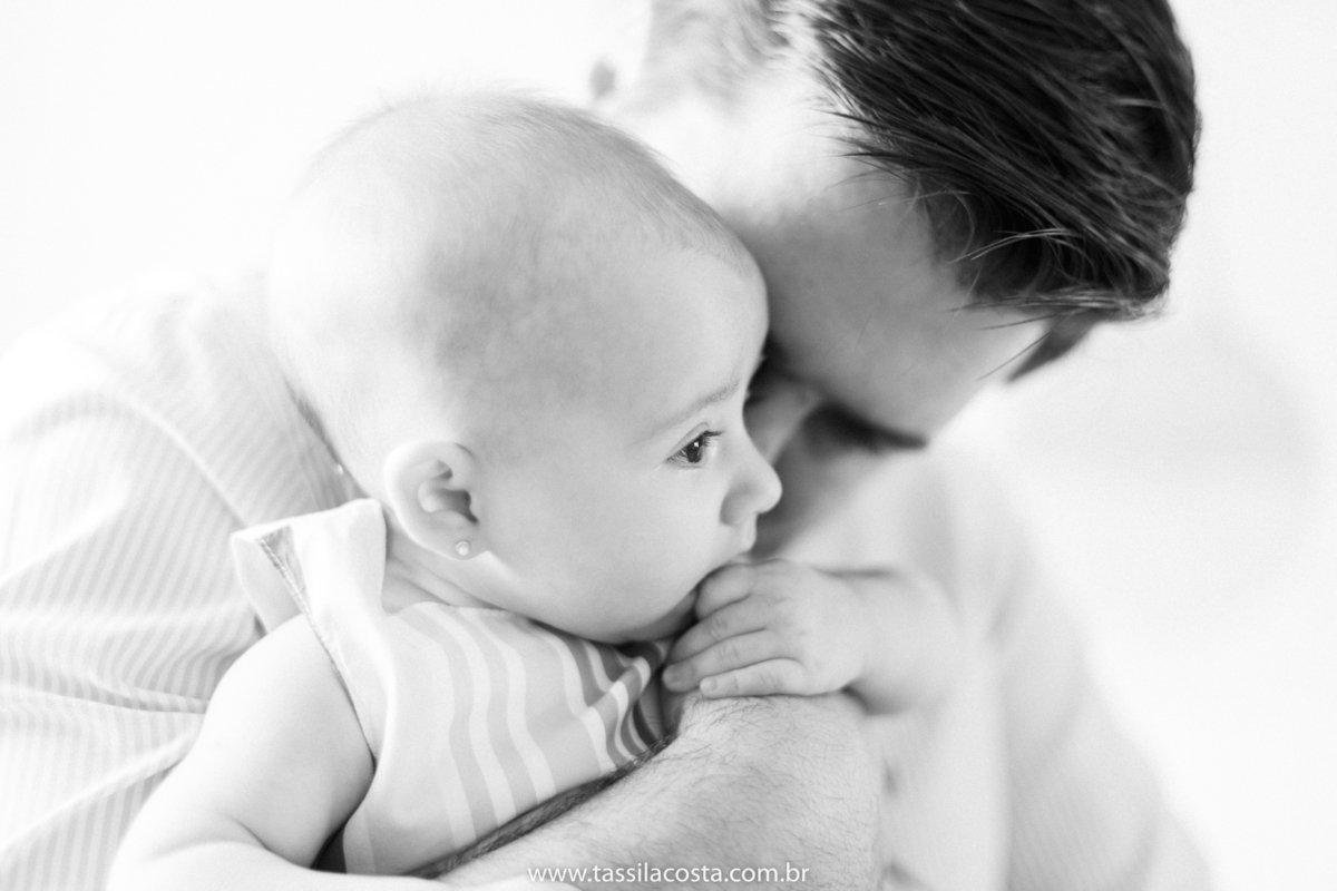 Lara 4 meses, bebê linda, fotos feitas em casa, ensaio de acompanhamento mensal, fotos mensais, Tássila Costa fotografia, fotos em Vitória ES
