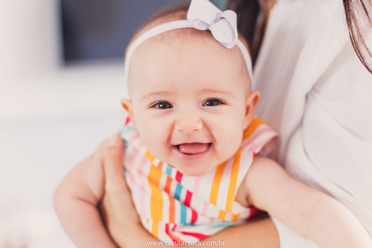 Lara 4 meses, bebê linda, fotos feitas em casa, ensaio de acompanhamento mensal, fotos mensais, Tássila Costa fotografia, fotos em Vitória ES