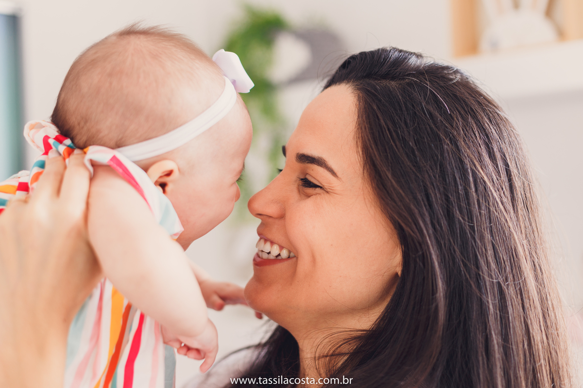 Lara 4 meses, bebê linda, fotos feitas em casa, ensaio de acompanhamento mensal, fotos mensais, Tássila Costa fotografia, fotos em Vitória ES