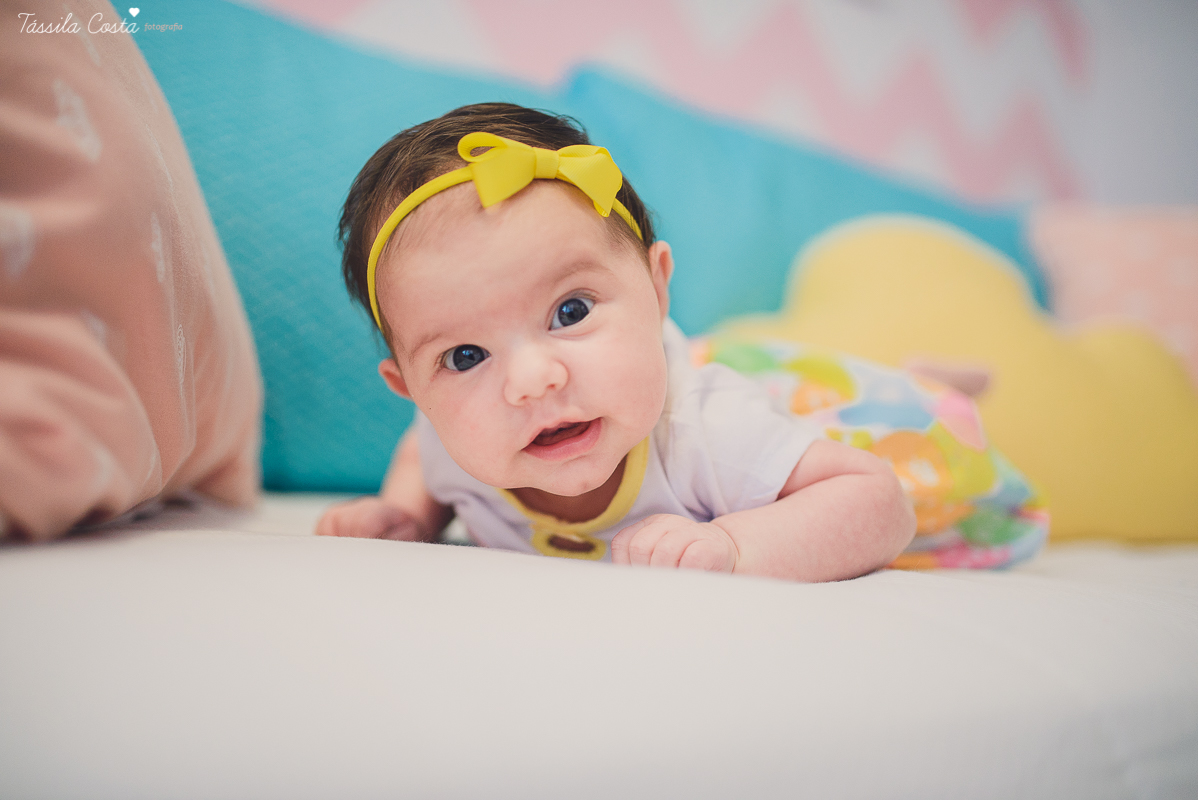 fotos em vila velha, es, de acompanhamento mensal de bebês, quarto lindo da bebê sofia, fotos na praia de itaparica, ensaio família em casa, fotos dentro do apartamento