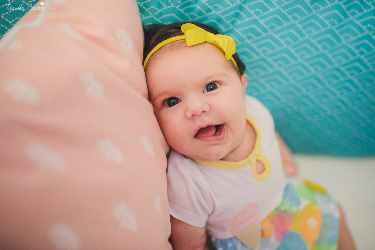 fotos em vila velha, es, de acompanhamento mensal de bebês, quarto lindo da bebê sofia, fotos na praia de itaparica, ensaio família em casa, fotos dentro do apartamento