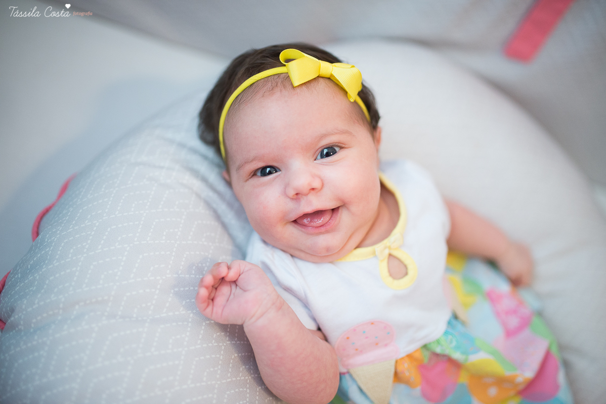 fotos em vila velha, es, de acompanhamento mensal de bebês, quarto lindo da bebê sofia, fotos na praia de itaparica, ensaio família em casa, fotos dentro do apartamento