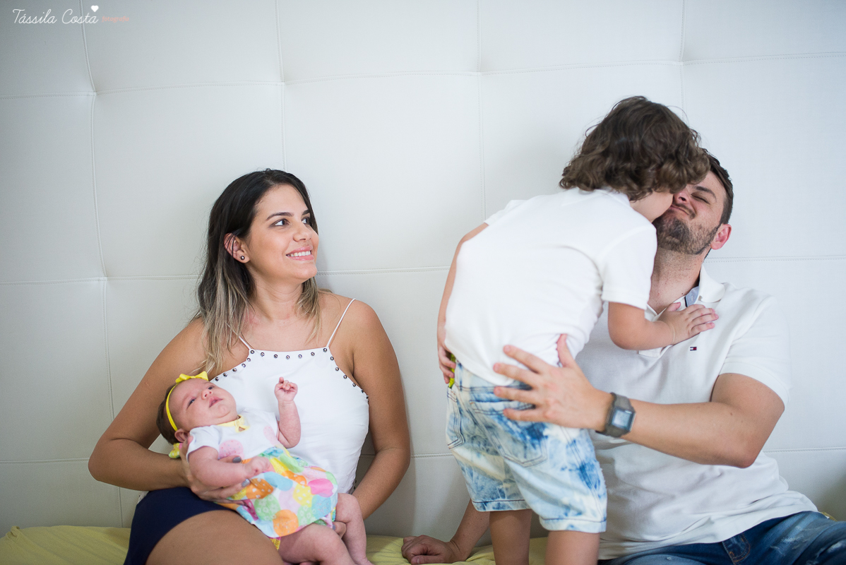 fotos em vila velha, es, de acompanhamento mensal de bebês, quarto lindo da bebê sofia, fotos na praia de itaparica, ensaio família em casa, fotos dentro do apartamento
