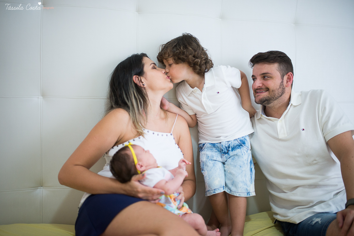 fotos em vila velha, es, de acompanhamento mensal de bebês, quarto lindo da bebê sofia, fotos na praia de itaparica, ensaio família em casa, fotos dentro do apartamento