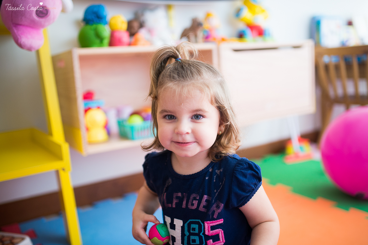 fotos de gestante feita em casa, em vila velha, praia da costa, irmã mais velha na foto, fotos com a família na cama, fotos com a família na sala de casa, fotografia de gestante, poses de gestante