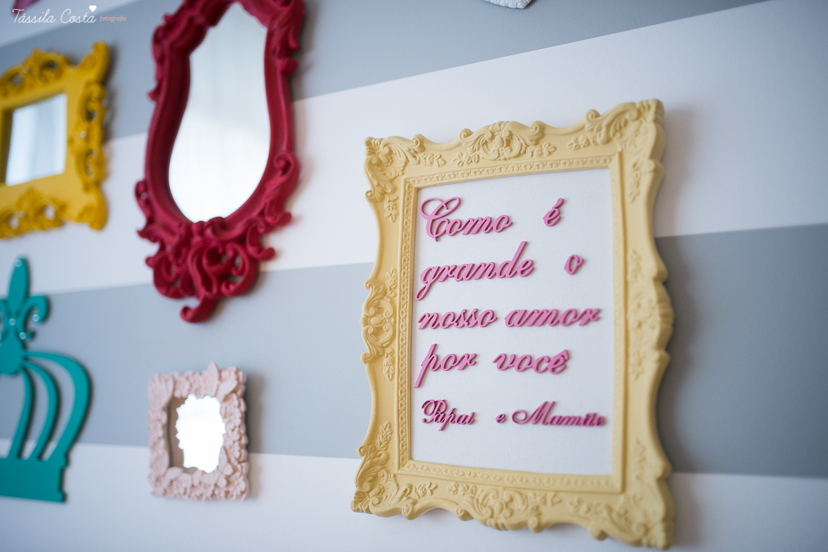 fotos de gestante feita em casa, em vila velha, praia da costa, irmã mais velha na foto, fotos com a família na cama, fotos com a família na sala de casa, fotografia de gestante, poses de gestante