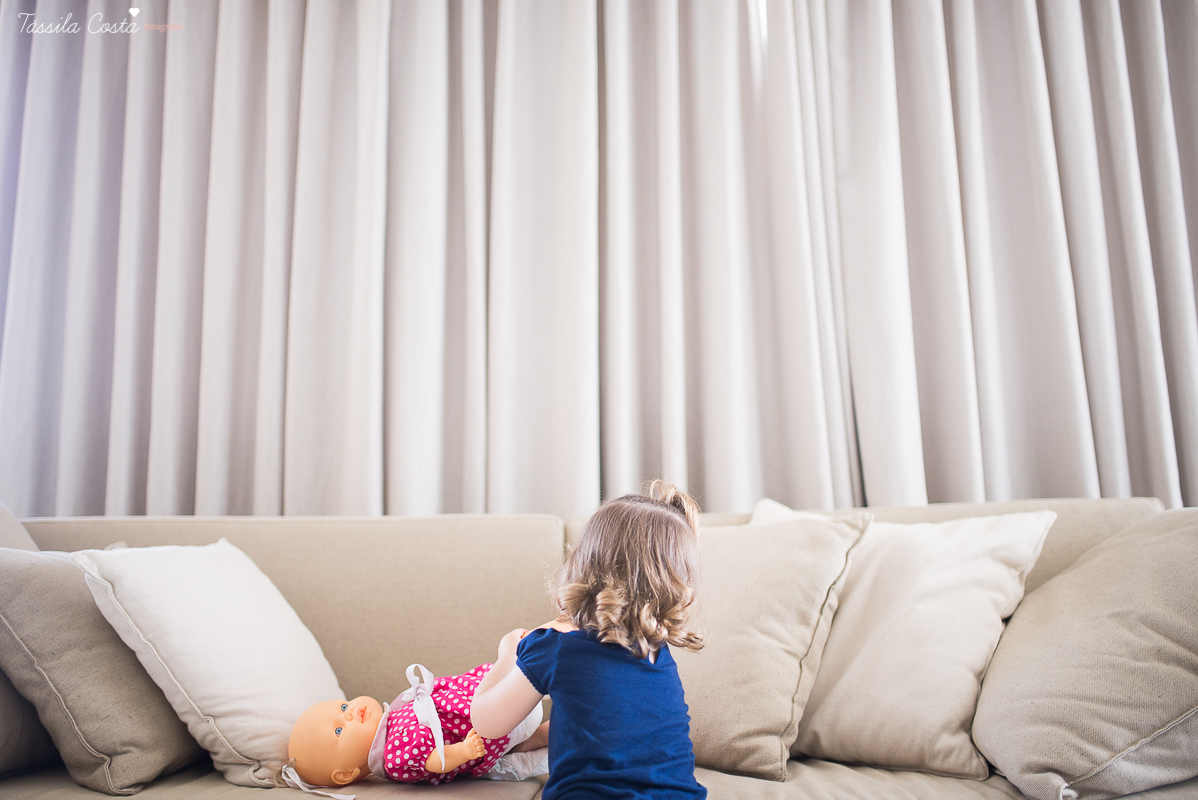 fotos de gestante feita em casa, em vila velha, praia da costa, irmã mais velha na foto, fotos com a família na cama, fotos com a família na sala de casa, fotografia de gestante, poses de gestante