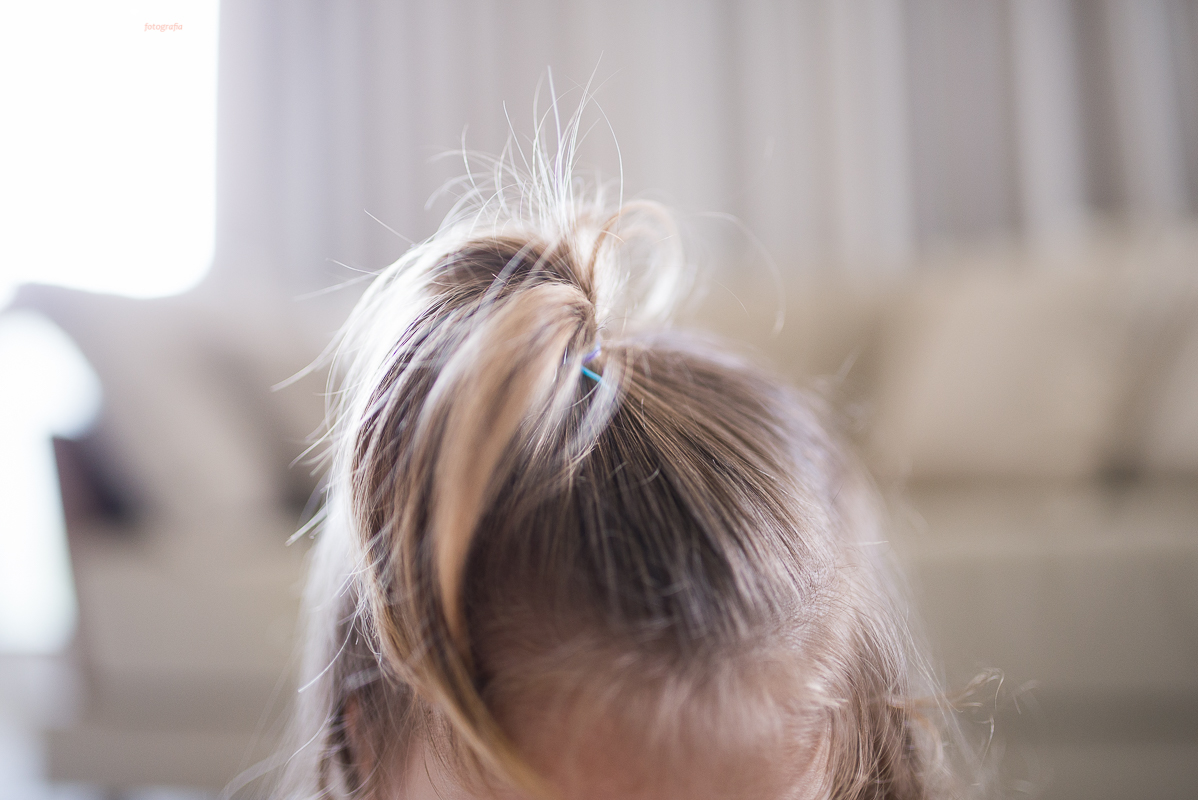 fotos de gestante feita em casa, em vila velha, praia da costa, irmã mais velha na foto, fotos com a família na cama, fotos com a família na sala de casa, fotografia de gestante, poses de gestante