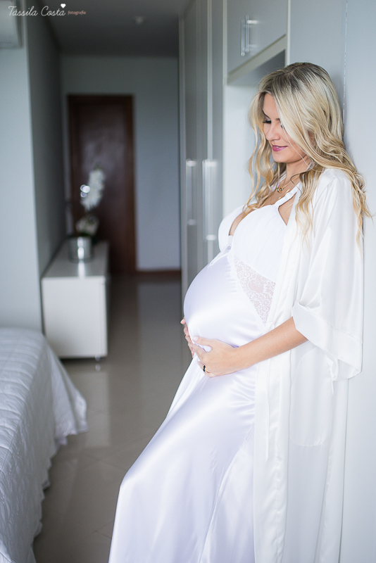 fotos de gestante feita em casa, em vila velha, praia da costa, irmã mais velha na foto, fotos com a família na cama, fotos com a família na sala de casa, fotografia de gestante, poses de gestante