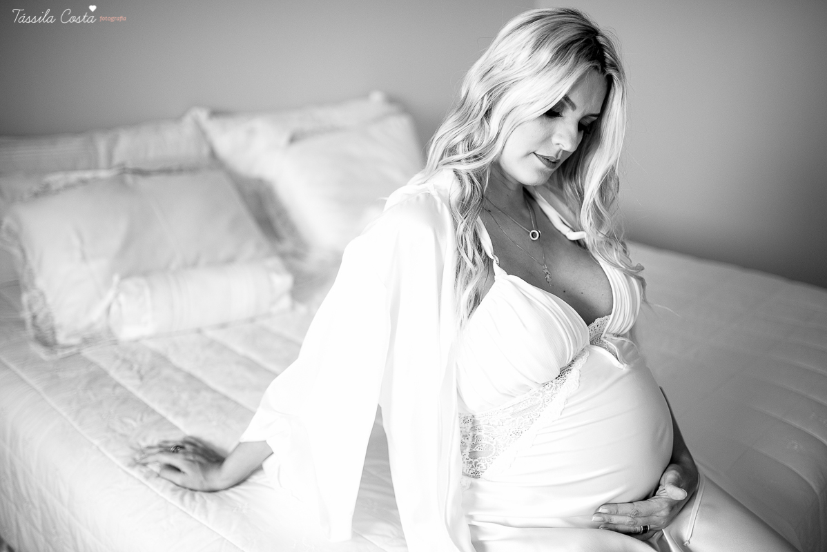 fotos de gestante feita em casa, em vila velha, praia da costa, irmã mais velha na foto, fotos com a família na cama, fotos com a família na sala de casa, fotografia de gestante, poses de gestante