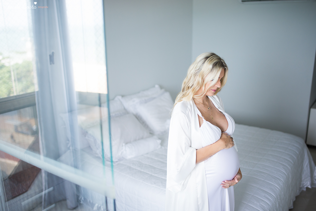 fotos de gestante feita em casa, em vila velha, praia da costa, irmã mais velha na foto, fotos com a família na cama, fotos com a família na sala de casa, fotografia de gestante, poses de gestante