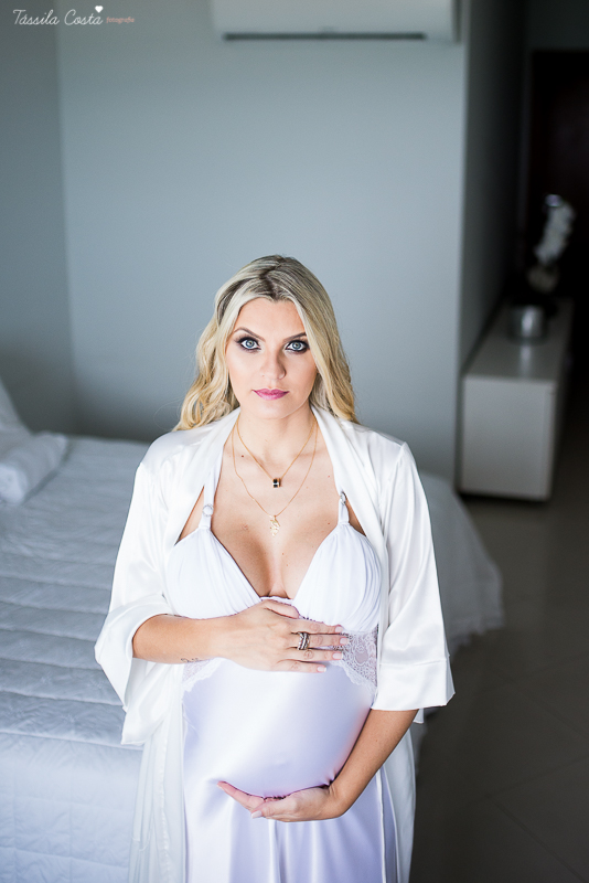 fotos de gestante feita em casa, em vila velha, praia da costa, irmã mais velha na foto, fotos com a família na cama, fotos com a família na sala de casa, fotografia de gestante, poses de gestante