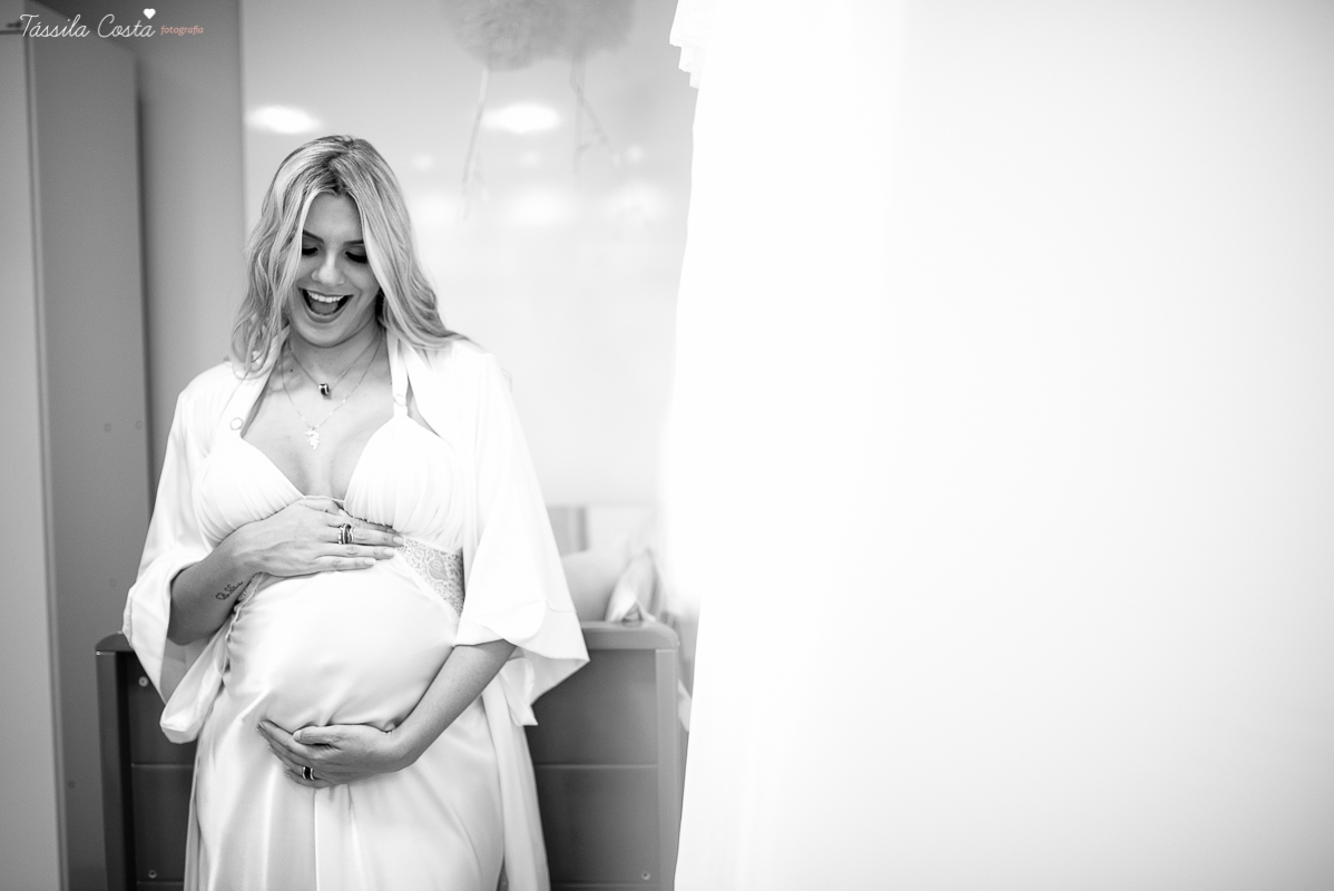 fotos de gestante feita em casa, em vila velha, praia da costa, irmã mais velha na foto, fotos com a família na cama, fotos com a família na sala de casa, fotografia de gestante, poses de gestante