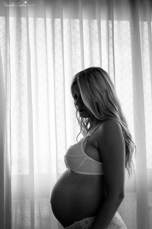 fotos de gestante feita em casa, em vila velha, praia da costa, irmã mais velha na foto, fotos com a família na cama, fotos com a família na sala de casa, fotografia de gestante, poses de gestante