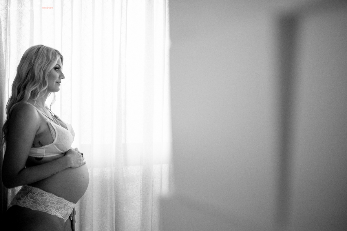 fotos de gestante feita em casa, em vila velha, praia da costa, irmã mais velha na foto, fotos com a família na cama, fotos com a família na sala de casa, fotografia de gestante, poses de gestante