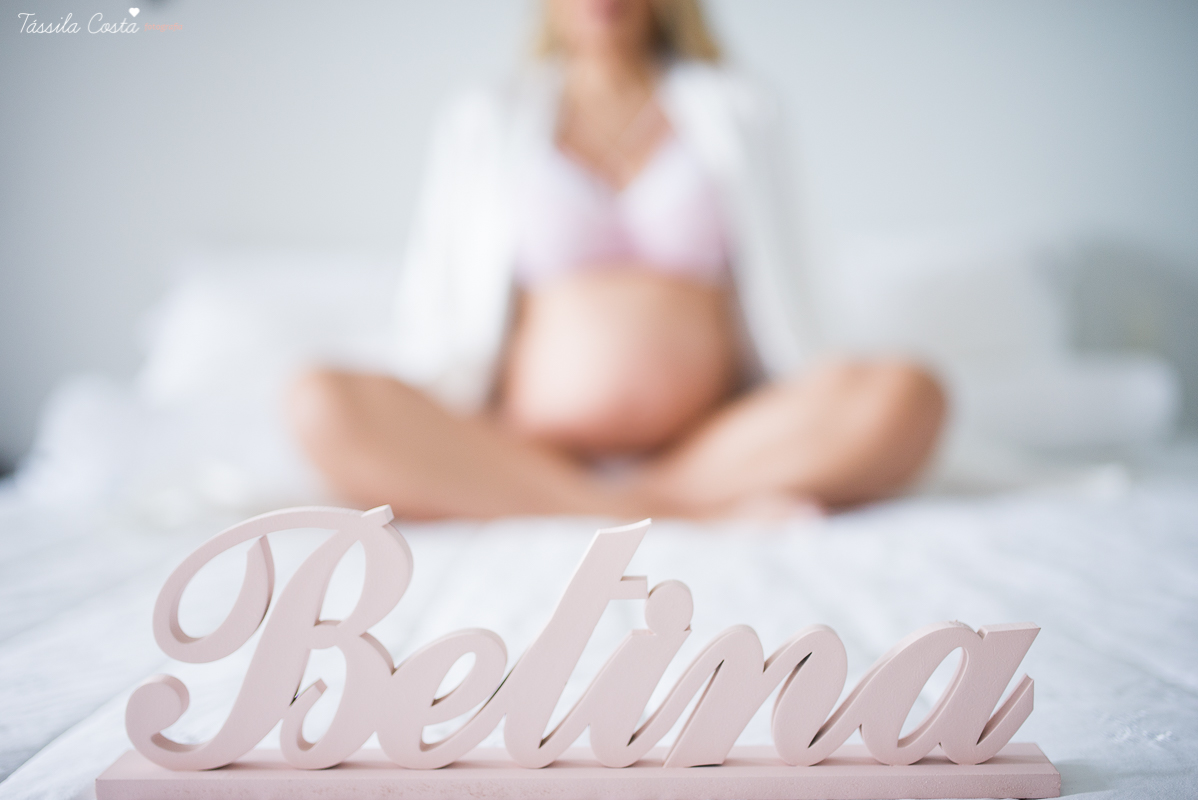 fotos de gestante feita em casa, em vila velha, praia da costa, irmã mais velha na foto, fotos com a família na cama, fotos com a família na sala de casa, fotografia de gestante, poses de gestante