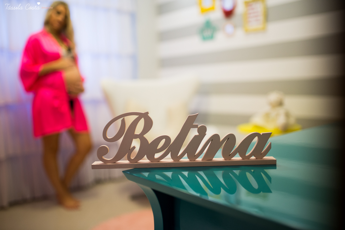 fotos de gestante feita em casa, em vila velha, praia da costa, irmã mais velha na foto, fotos com a família na cama, fotos com a família na sala de casa, fotografia de gestante, poses de gestante