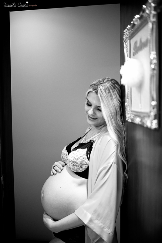 fotos de gestante feita em casa, em vila velha, praia da costa, irmã mais velha na foto, fotos com a família na cama, fotos com a família na sala de casa, fotografia de gestante, poses de gestante