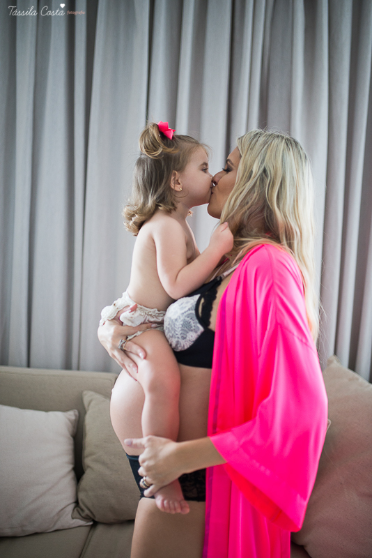 fotos de gestante feita em casa, em vila velha, praia da costa, irmã mais velha na foto, fotos com a família na cama, fotos com a família na sala de casa, fotografia de gestante, poses de gestante