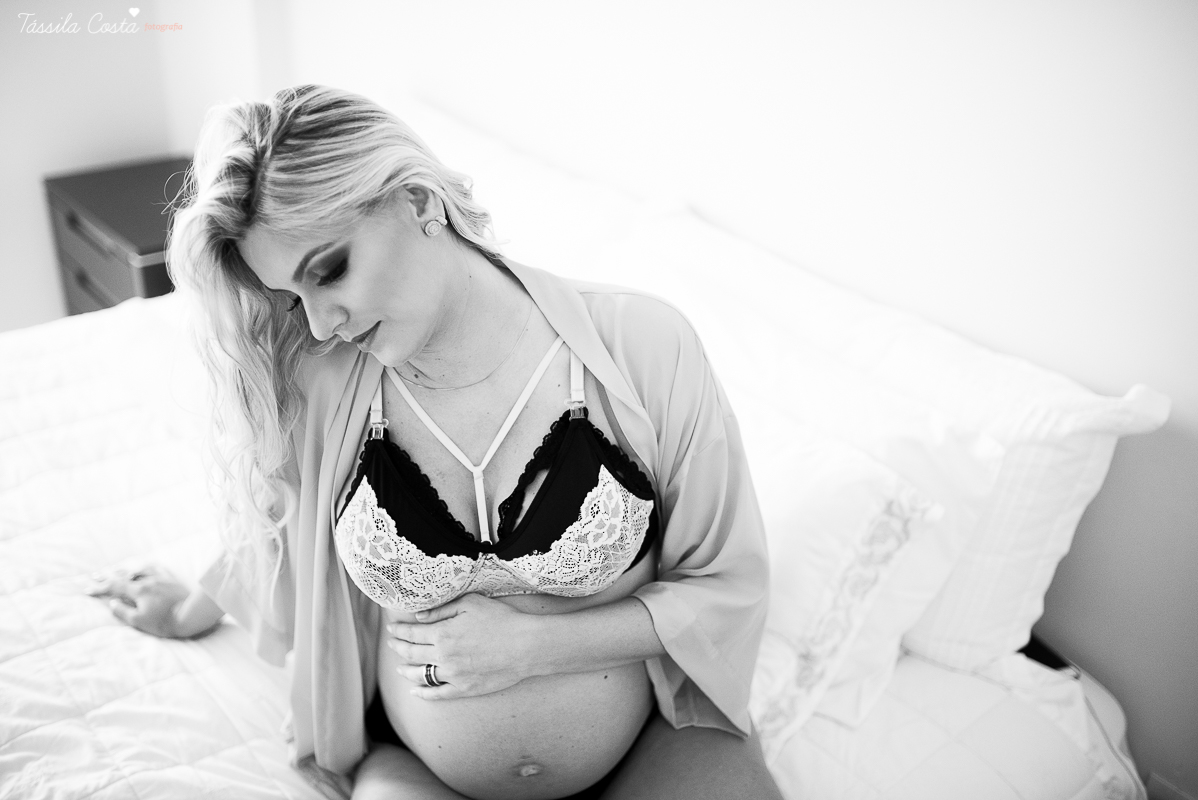 fotos de gestante feita em casa, em vila velha, praia da costa, irmã mais velha na foto, fotos com a família na cama, fotos com a família na sala de casa, fotografia de gestante, poses de gestante