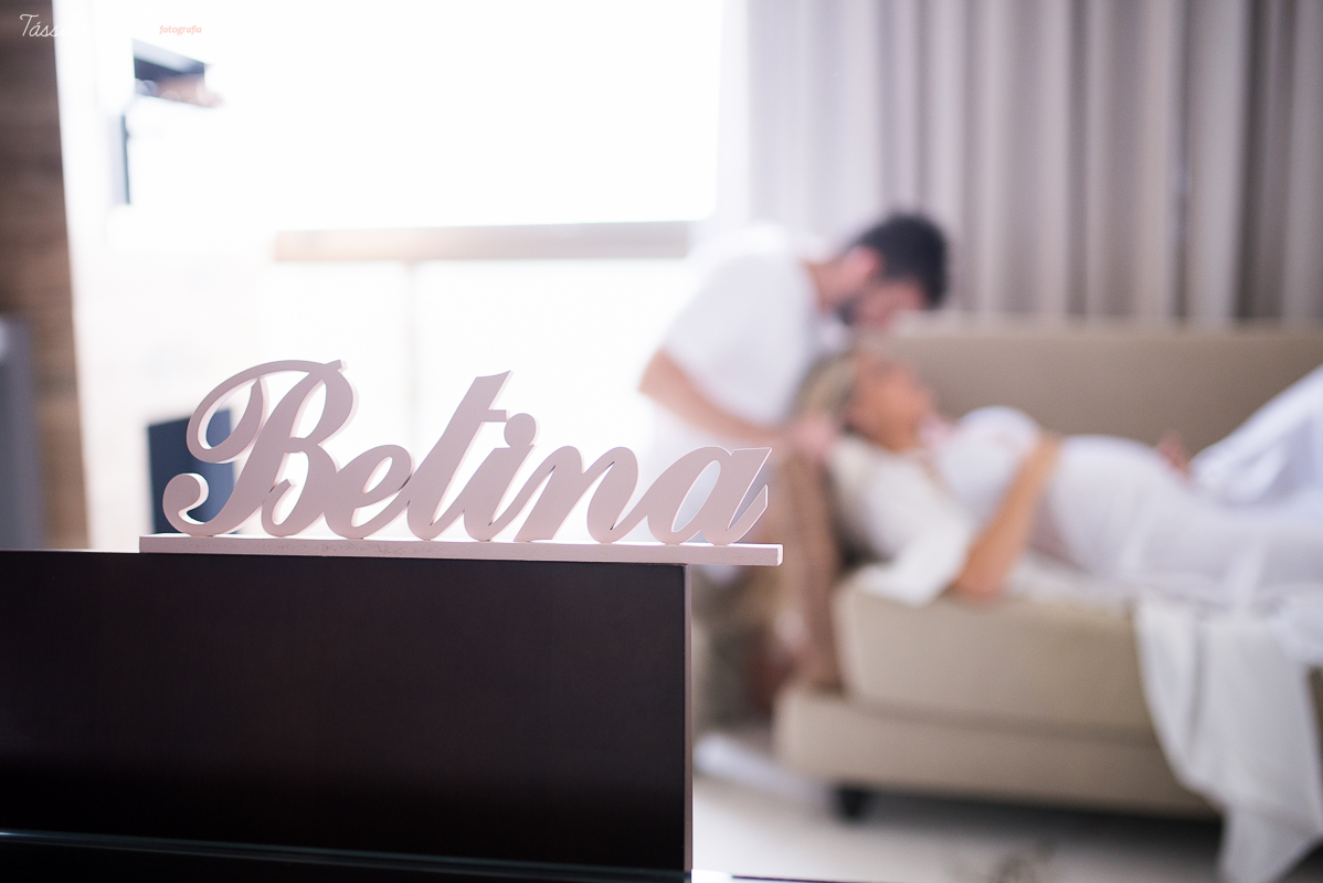 fotos de gestante feita em casa, em vila velha, praia da costa, irmã mais velha na foto, fotos com a família na cama, fotos com a família na sala de casa, fotografia de gestante, poses de gestante