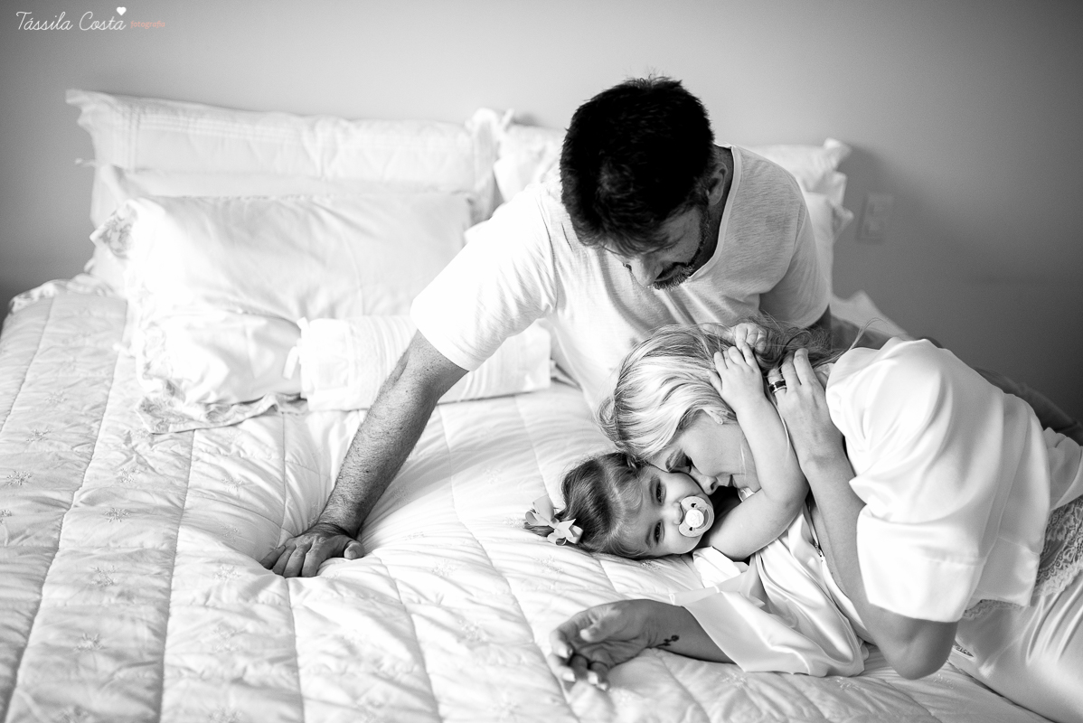 fotos de gestante feita em casa, em vila velha, praia da costa, irmã mais velha na foto, fotos com a família na cama, fotos com a família na sala de casa, fotografia de gestante, poses de gestante