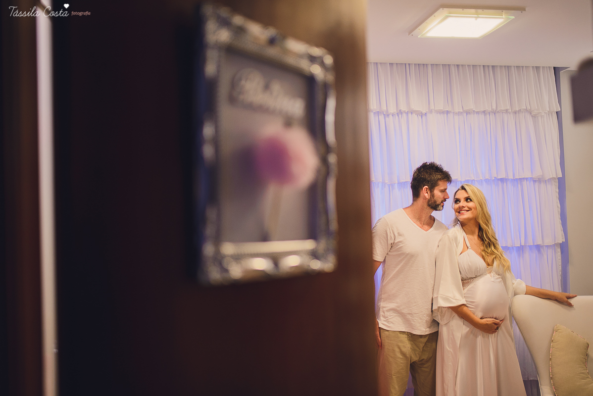 fotos de gestante feita em casa, em vila velha, praia da costa, irmã mais velha na foto, fotos com a família na cama, fotos com a família na sala de casa, fotografia de gestante, poses de gestante