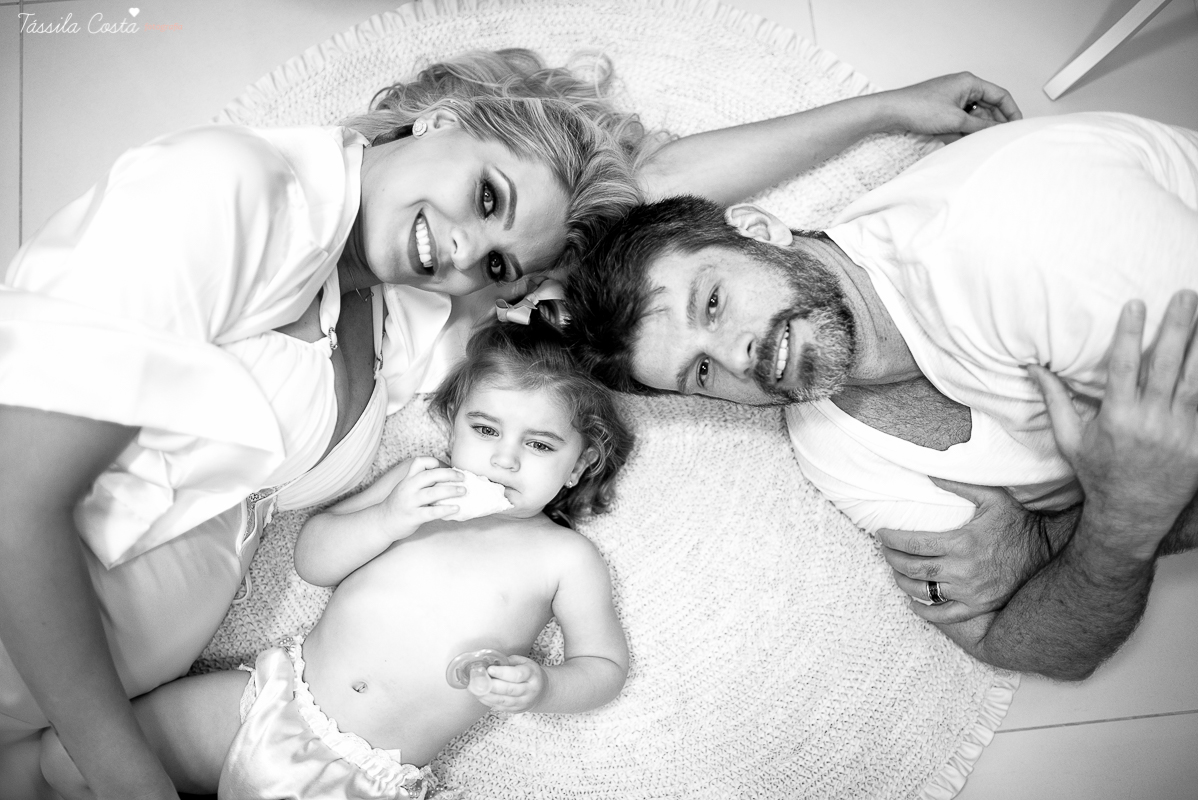 fotos de gestante feita em casa, em vila velha, praia da costa, irmã mais velha na foto, fotos com a família na cama, fotos com a família na sala de casa, fotografia de gestante, poses de gestante