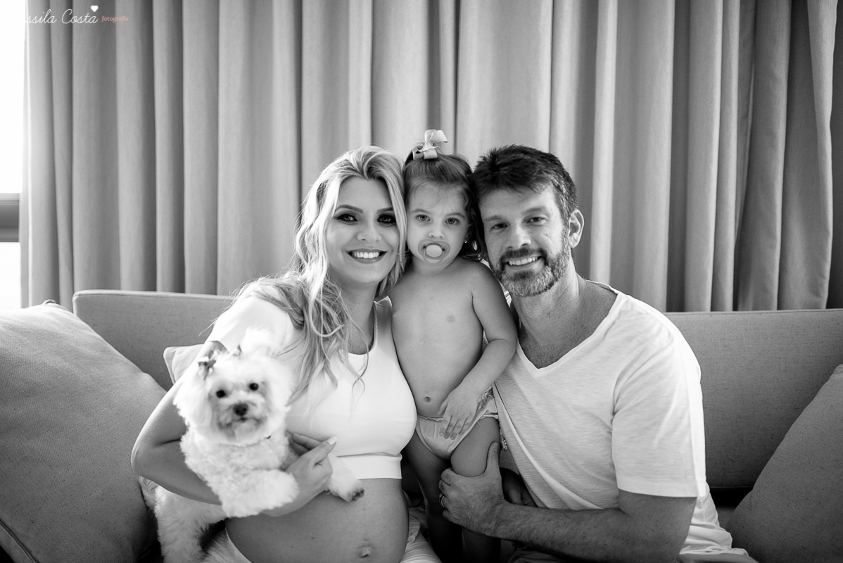 fotos de gestante feita em casa, em vila velha, praia da costa, irmã mais velha na foto, fotos com a família na cama, fotos com a família na sala de casa, fotografia de gestante, poses de gestante