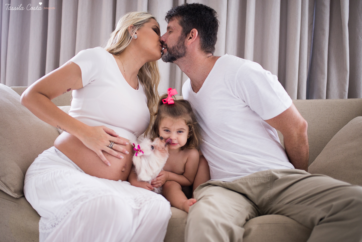 fotos de gestante feita em casa, em vila velha, praia da costa, irmã mais velha na foto, fotos com a família na cama, fotos com a família na sala de casa, fotografia de gestante, poses de gestante