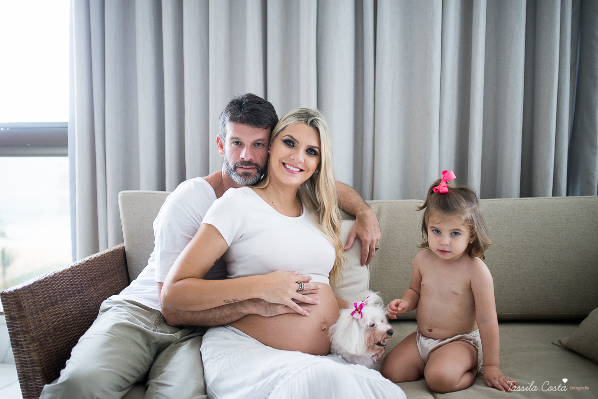 fotos de gestante feita em casa, em vila velha, praia da costa, irmã mais velha na foto, fotos com a família na cama, fotos com a família na sala de casa, fotografia de gestante, poses de gestante