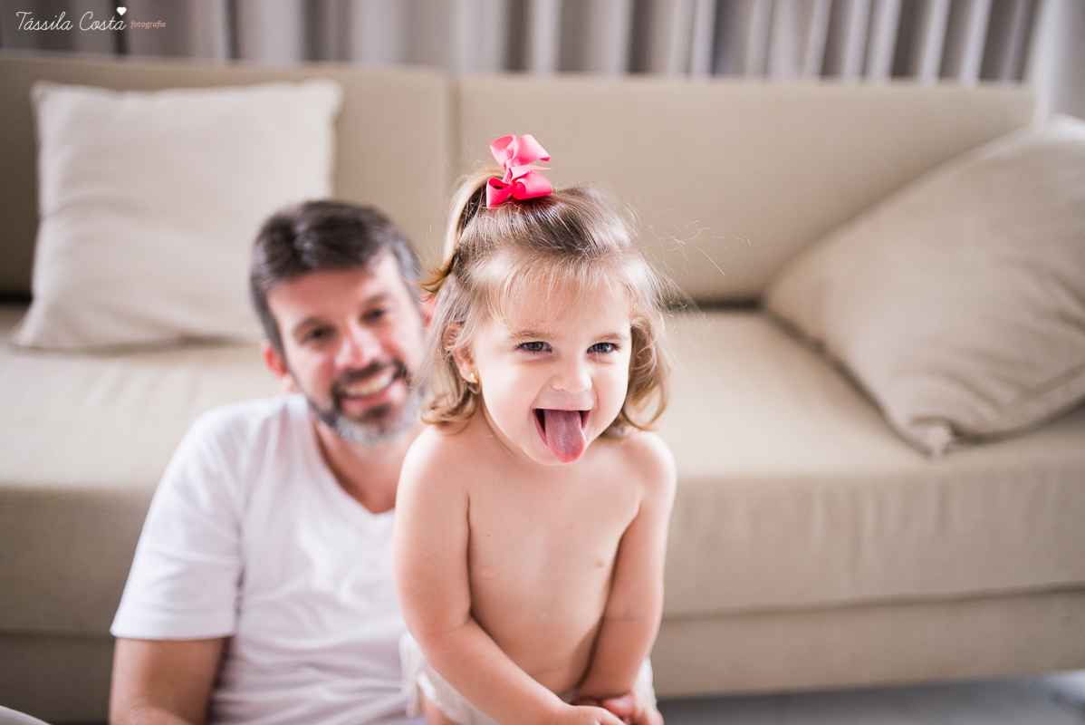 fotos de gestante feita em casa, em vila velha, praia da costa, irmã mais velha na foto, fotos com a família na cama, fotos com a família na sala de casa, fotografia de gestante, poses de gestante