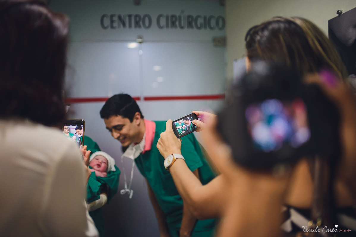 fotos de maternidade, maternidade santa úrsula em vitória ES, fotografia de parto, tássila costa, mãe de menina, fotos de família