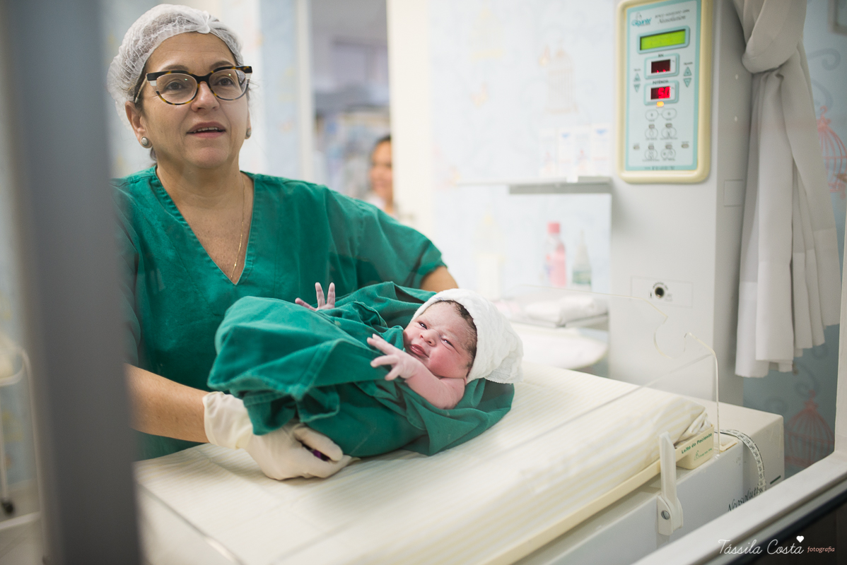 fotos de maternidade, maternidade santa úrsula em vitória ES, fotografia de parto, tássila costa, mãe de menina, fotos de família