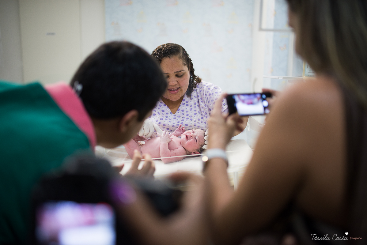 fotos de maternidade, maternidade santa úrsula em vitória ES, fotografia de parto, tássila costa, mãe de menina, fotos de família