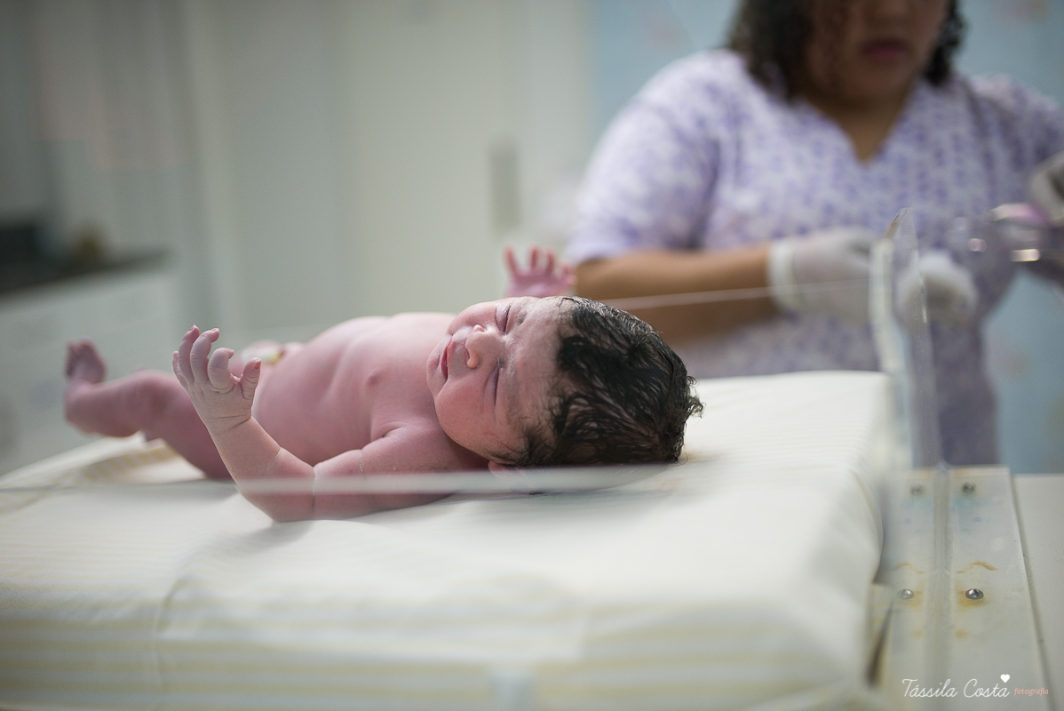 fotos de maternidade, maternidade santa úrsula em vitória ES, fotografia de parto, tássila costa, mãe de menina, fotos de família