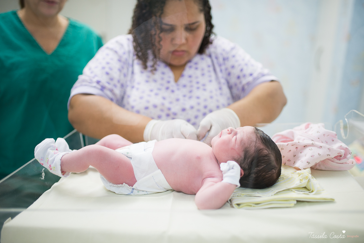 fotos de maternidade, maternidade santa úrsula em vitória ES, fotografia de parto, tássila costa, mãe de menina, fotos de família
