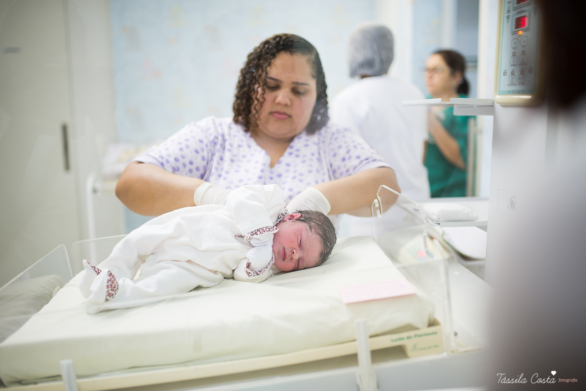 fotos de maternidade, maternidade santa úrsula em vitória ES, fotografia de parto, tássila costa, mãe de menina, fotos de família