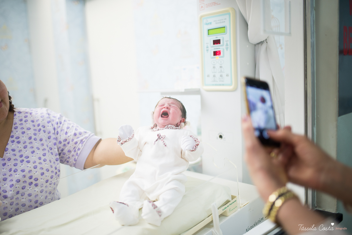 fotos de maternidade, maternidade santa úrsula em vitória ES, fotografia de parto, tássila costa, mãe de menina, fotos de família
