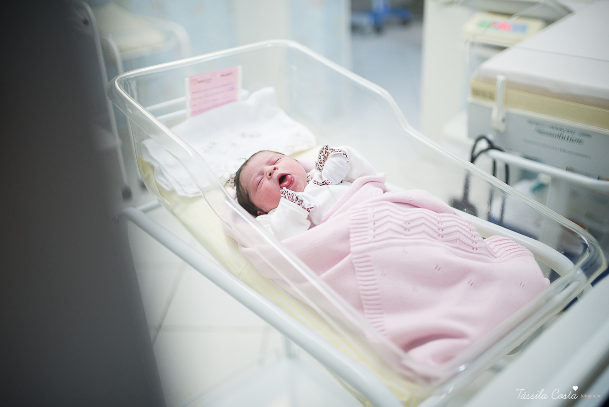 fotos de maternidade, maternidade santa úrsula em vitória ES, fotografia de parto, tássila costa, mãe de menina, fotos de família