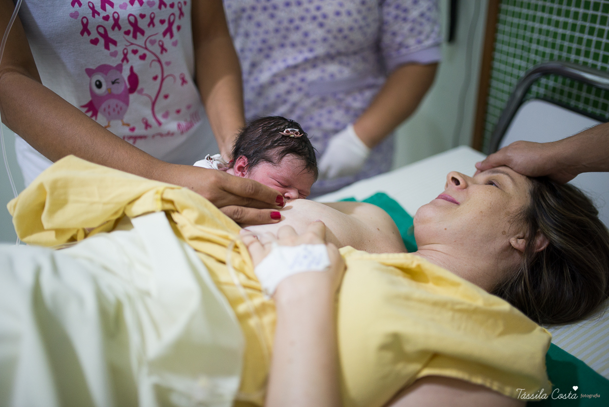 fotos de maternidade, maternidade santa úrsula em vitória ES, fotografia de parto, tássila costa, mãe de menina, fotos de família