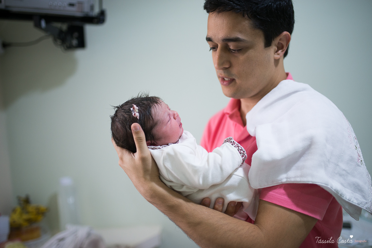 fotos de maternidade, maternidade santa úrsula em vitória ES, fotografia de parto, tássila costa, mãe de menina, fotos de família
