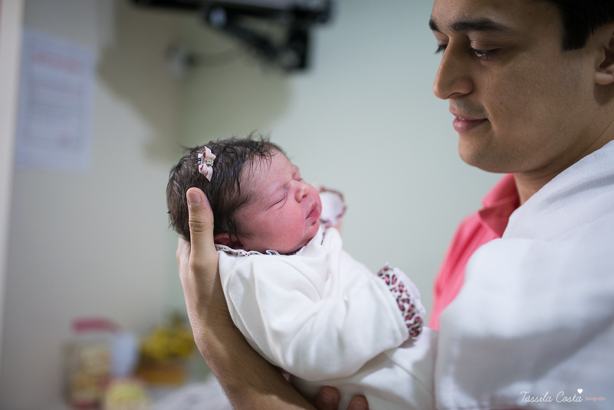 fotos de maternidade, maternidade santa úrsula em vitória ES, fotografia de parto, tássila costa, mãe de menina, fotos de família
