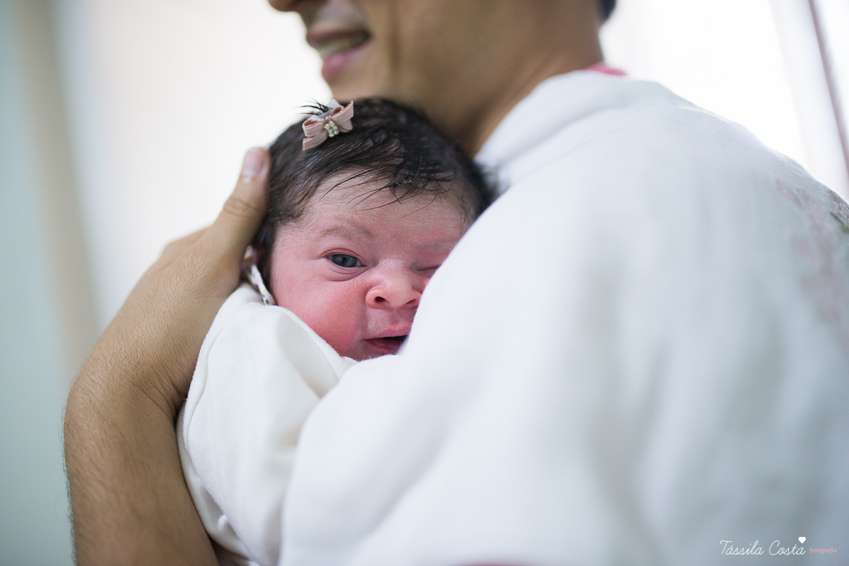 fotos de maternidade, maternidade santa úrsula em vitória ES, fotografia de parto, tássila costa, mãe de menina, fotos de família