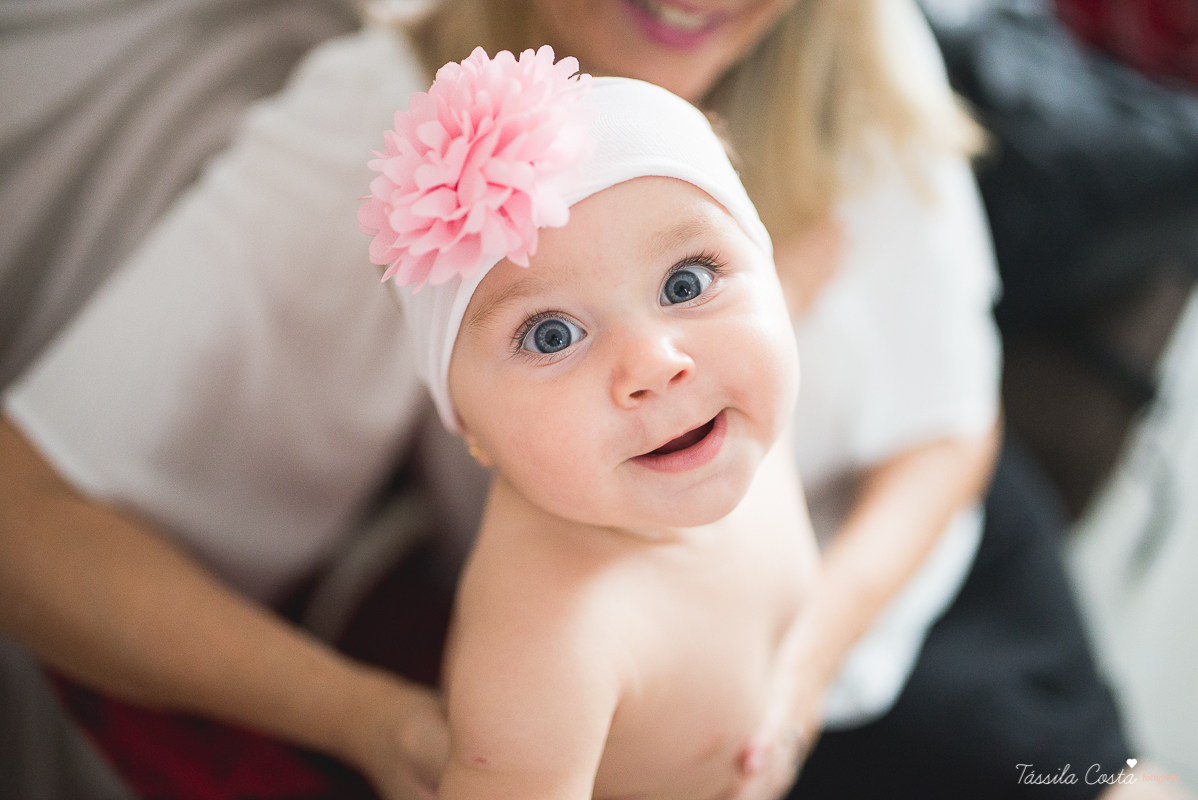 fotos de família em casa, em vitória es, fotografia de bebê em casa em vix, fotos para recordação, álbum de fotografia, bebê linda, poses de bebê recém nascido, bebê linda, fotos na cama