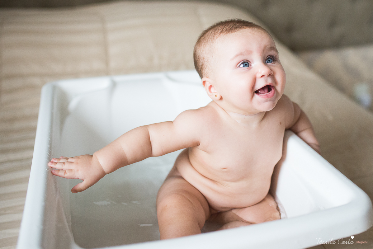 fotos de família em casa, em vitória es, fotografia de bebê em casa em vix, fotos para recordação, álbum de fotografia, bebê linda, poses de bebê recém nascido, bebê linda, fotos na cama