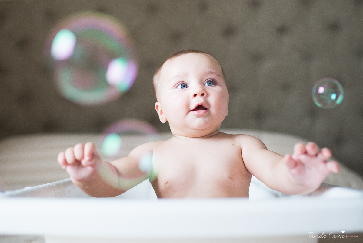 fotos de família em casa, em vitória es, fotografia de bebê em casa em vix, fotos para recordação, álbum de fotografia, bebê linda, poses de bebê recém nascido, bebê linda, fotos na cama