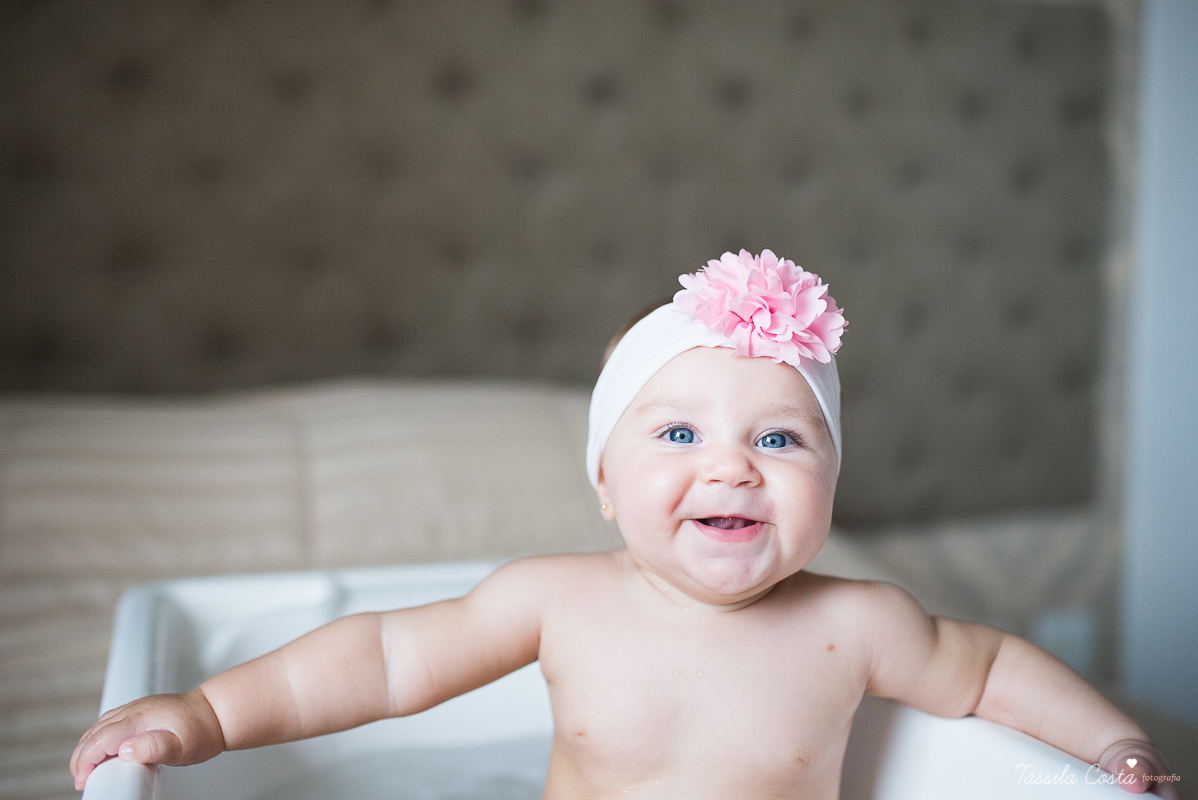 fotos de família em casa, em vitória es, fotografia de bebê em casa em vix, fotos para recordação, álbum de fotografia, bebê linda, poses de bebê recém nascido, bebê linda, fotos na cama