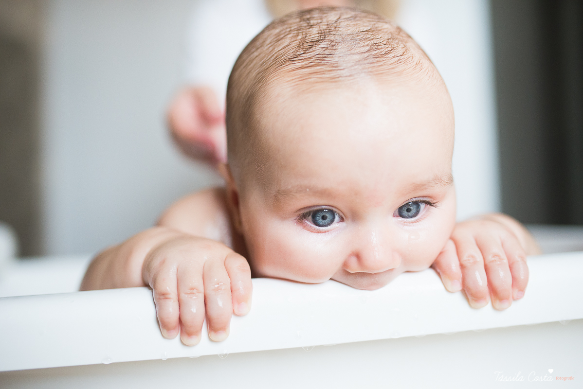 fotos de família em casa, em vitória es, fotografia de bebê em casa em vix, fotos para recordação, álbum de fotografia, bebê linda, poses de bebê recém nascido, bebê linda, fotos na cama