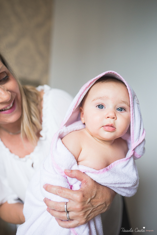 fotos de família em casa, em vitória es, fotografia de bebê em casa em vix, fotos para recordação, álbum de fotografia, bebê linda, poses de bebê recém nascido, bebê linda, fotos na cama